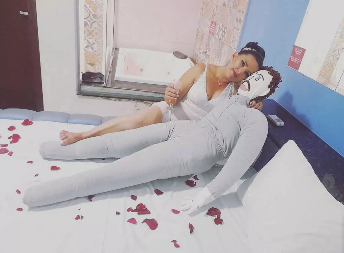 Жінка у шлюбі з ганчірковою лялькою "народила" трьох дітей, а тепер змушена була пробачити зраду